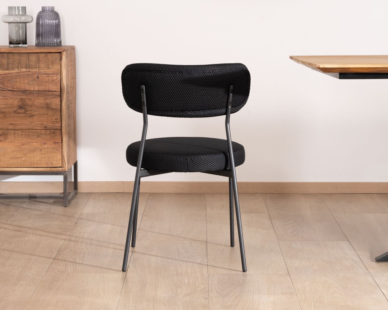 Lot de 2 chaises de repas style rétro en tissu noir et pieds métal "Lato"