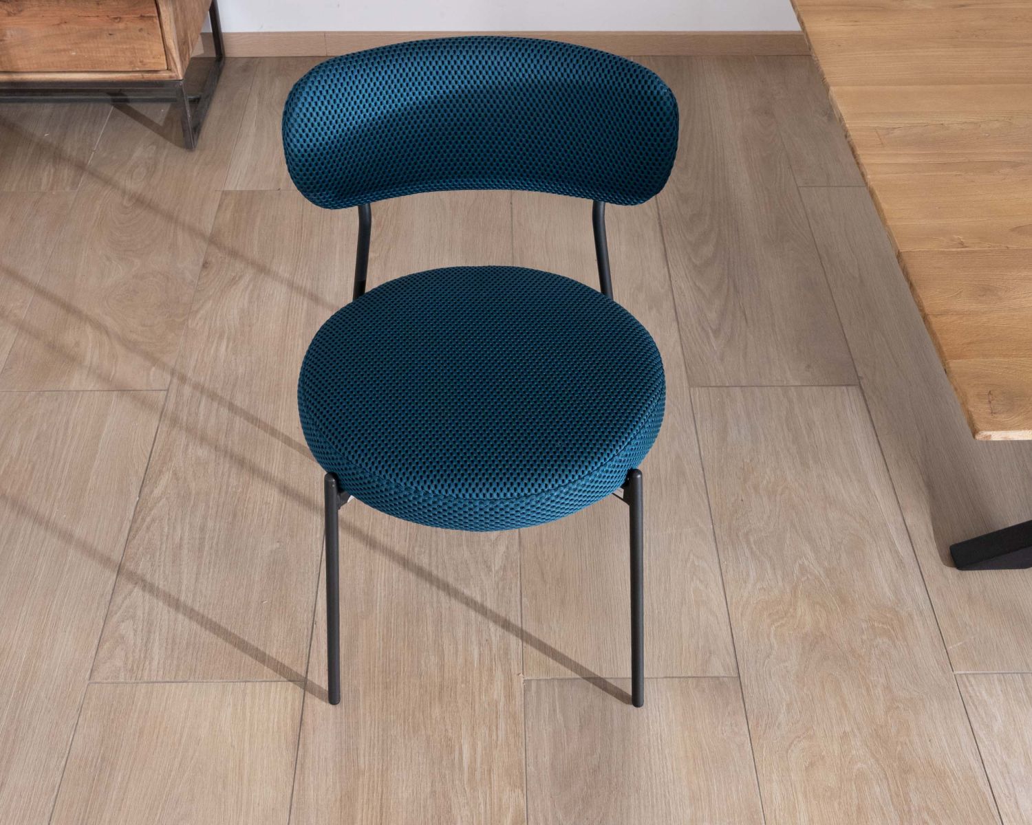 Lot de 2 chaises de repas design minimaliste en tissu bleu et pieds métal "Lato"