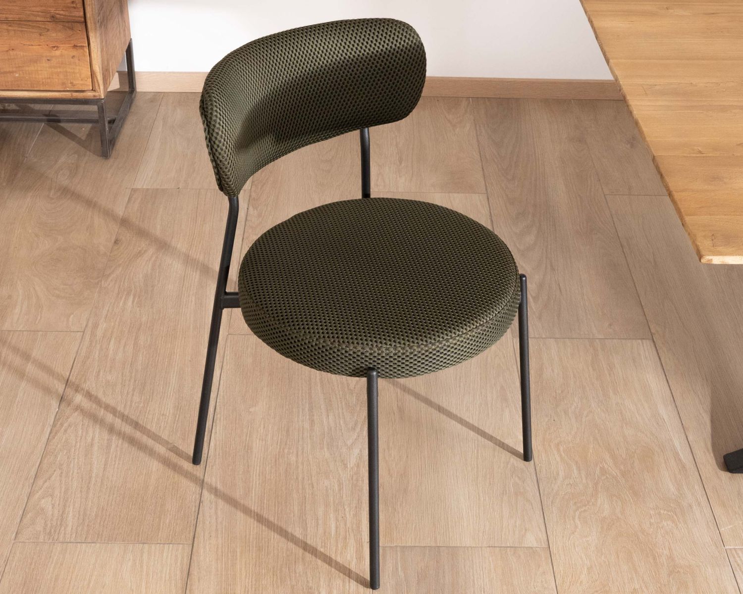 Lot de 2 chaises de repas en tissu vert olive et pieds métal design minimaliste "Lato" 