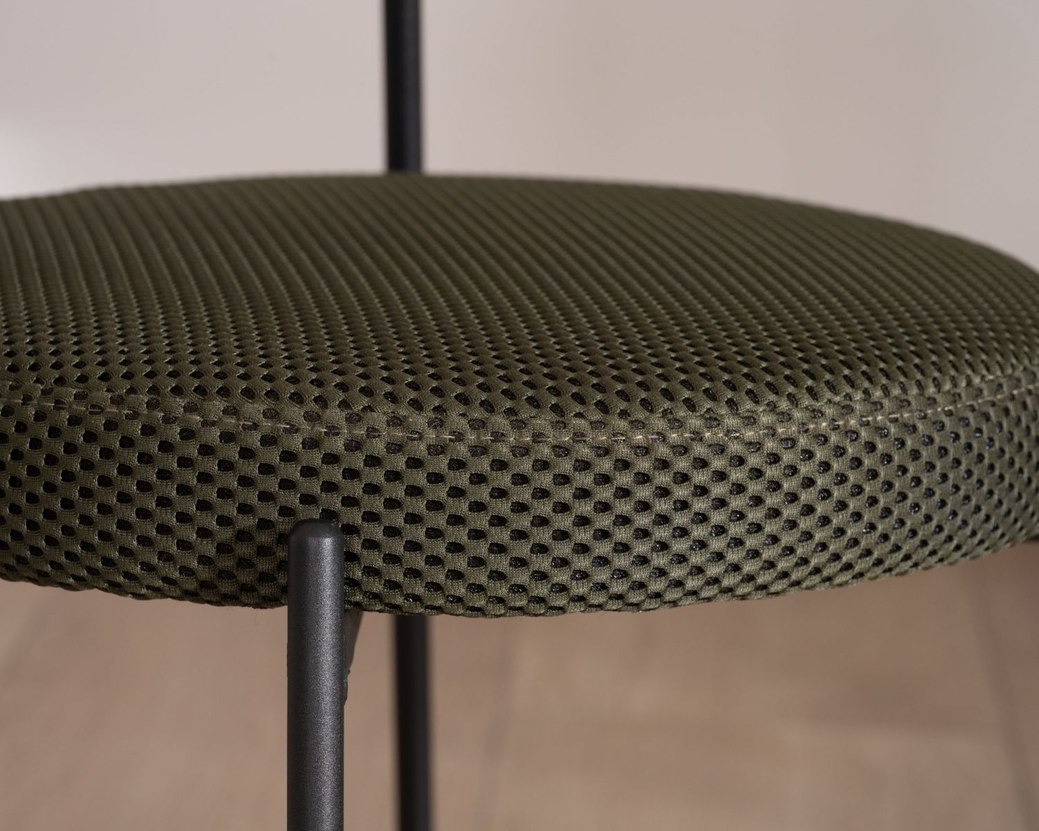 Lot de 2 chaises de repas en tissu vert olive et pieds métal design minimaliste "Lato" 