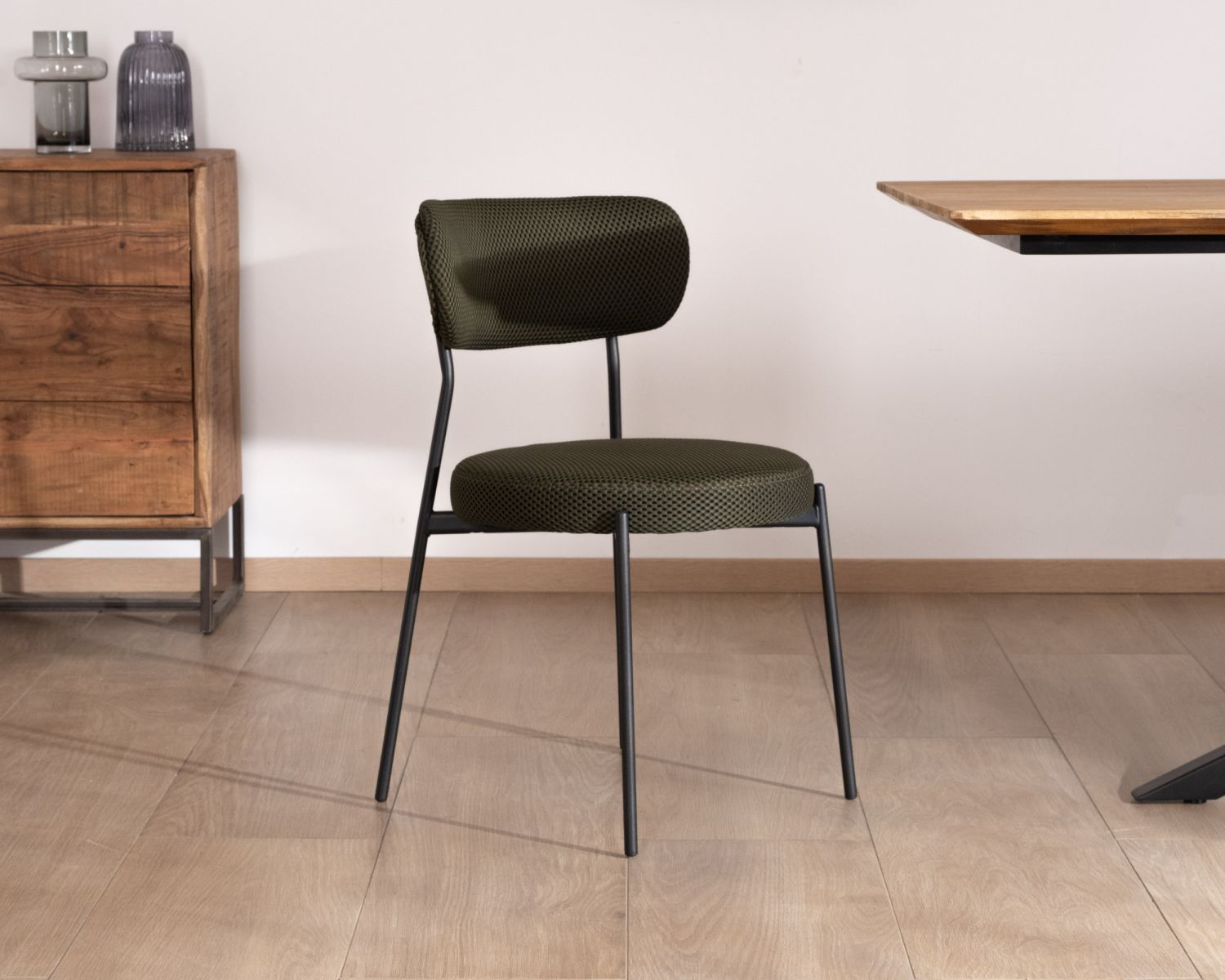 Lot de 2 chaises de repas en tissu vert olive et pieds métal design minimaliste "Lato" 