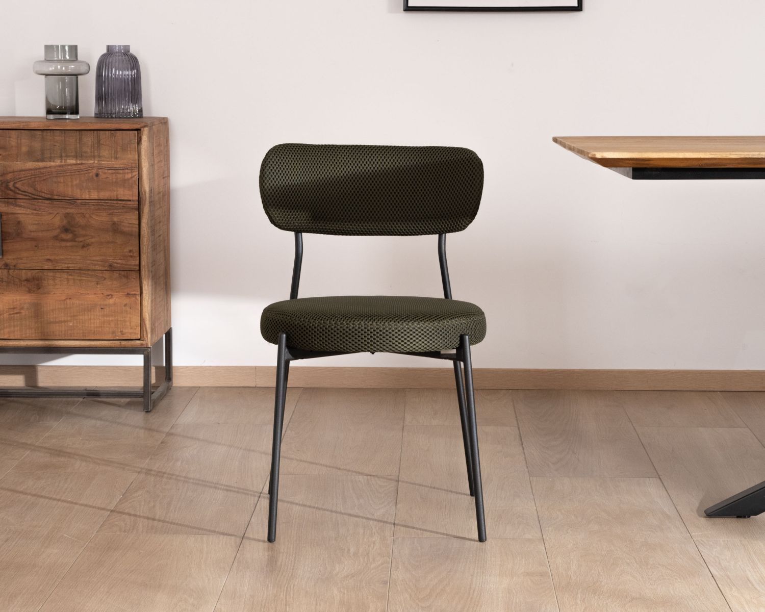 Lot de 2 chaises de repas en tissu vert olive et pieds métal design minimaliste "Lato" 