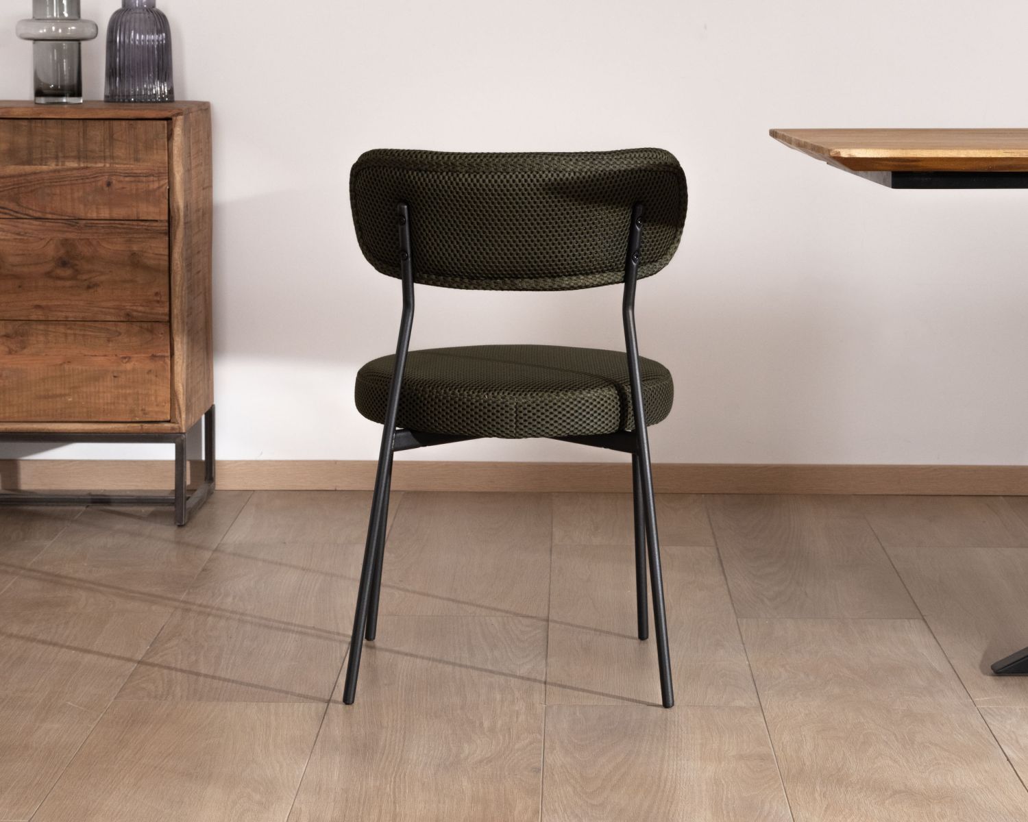 Lot de 2 chaises de repas en tissu vert olive et pieds métal design minimaliste "Lato" 