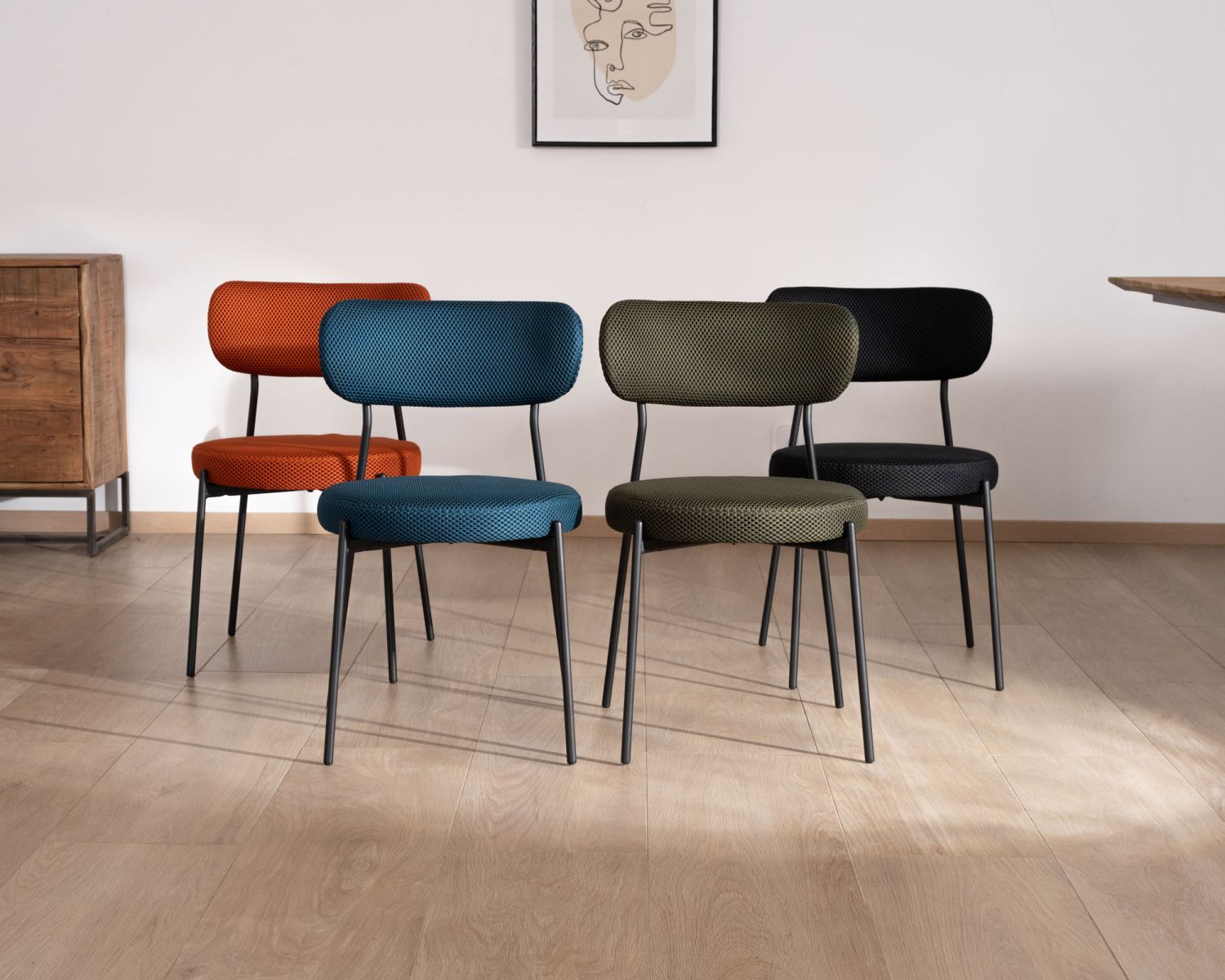 Lot de 2 chaises de repas style rétro en tissu noir et pieds métal "Lato"