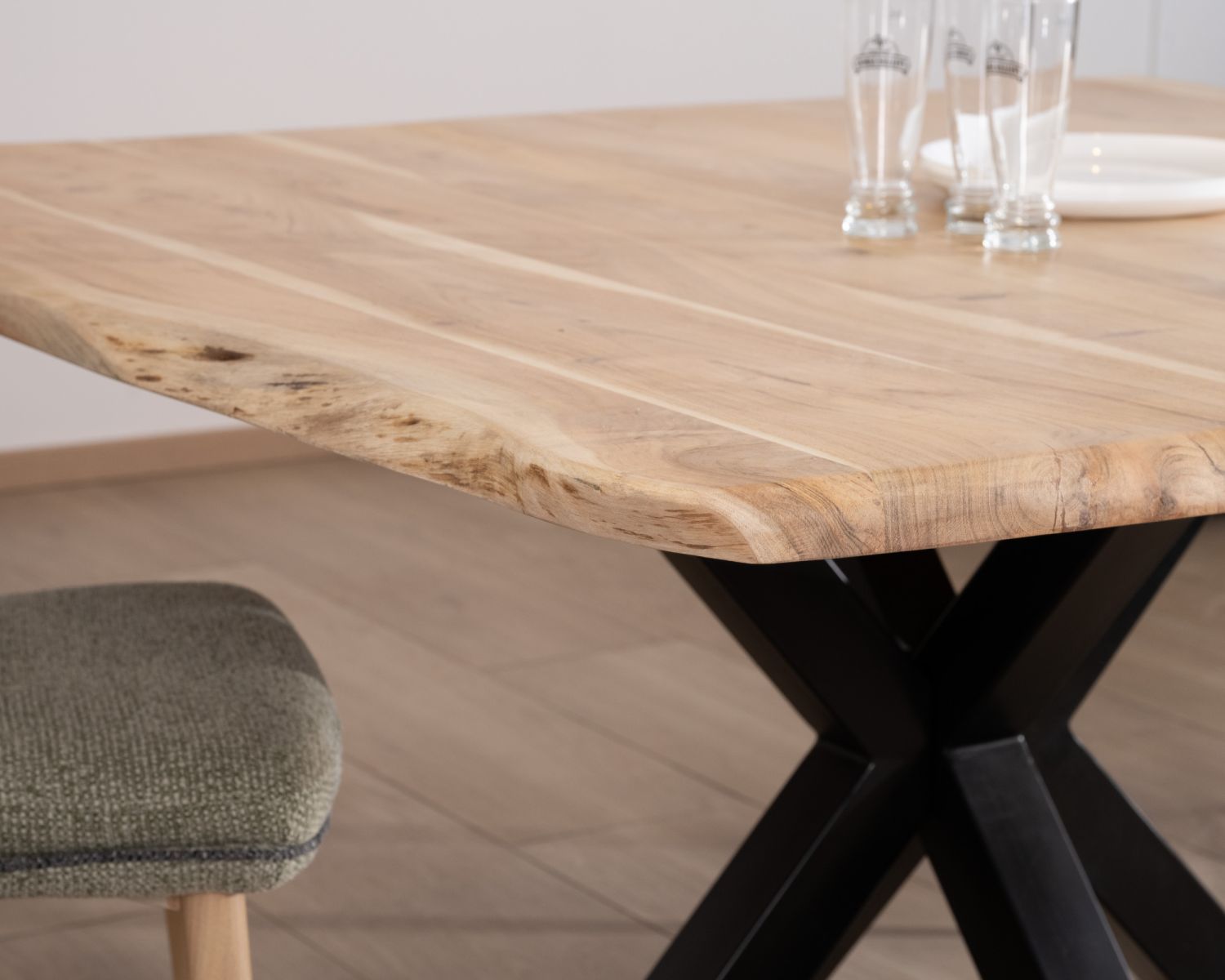 Table de repas en acacia et pieds mikado "3D" plateau forme carrée 150 cm