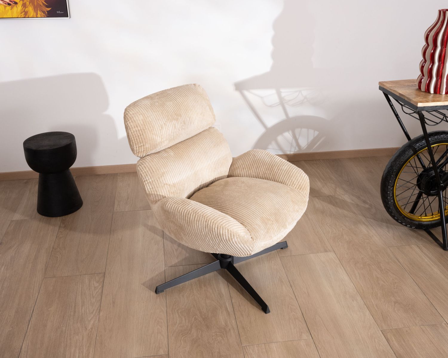 Fauteuil confort et pivotant en velours camel beige "Bissett"