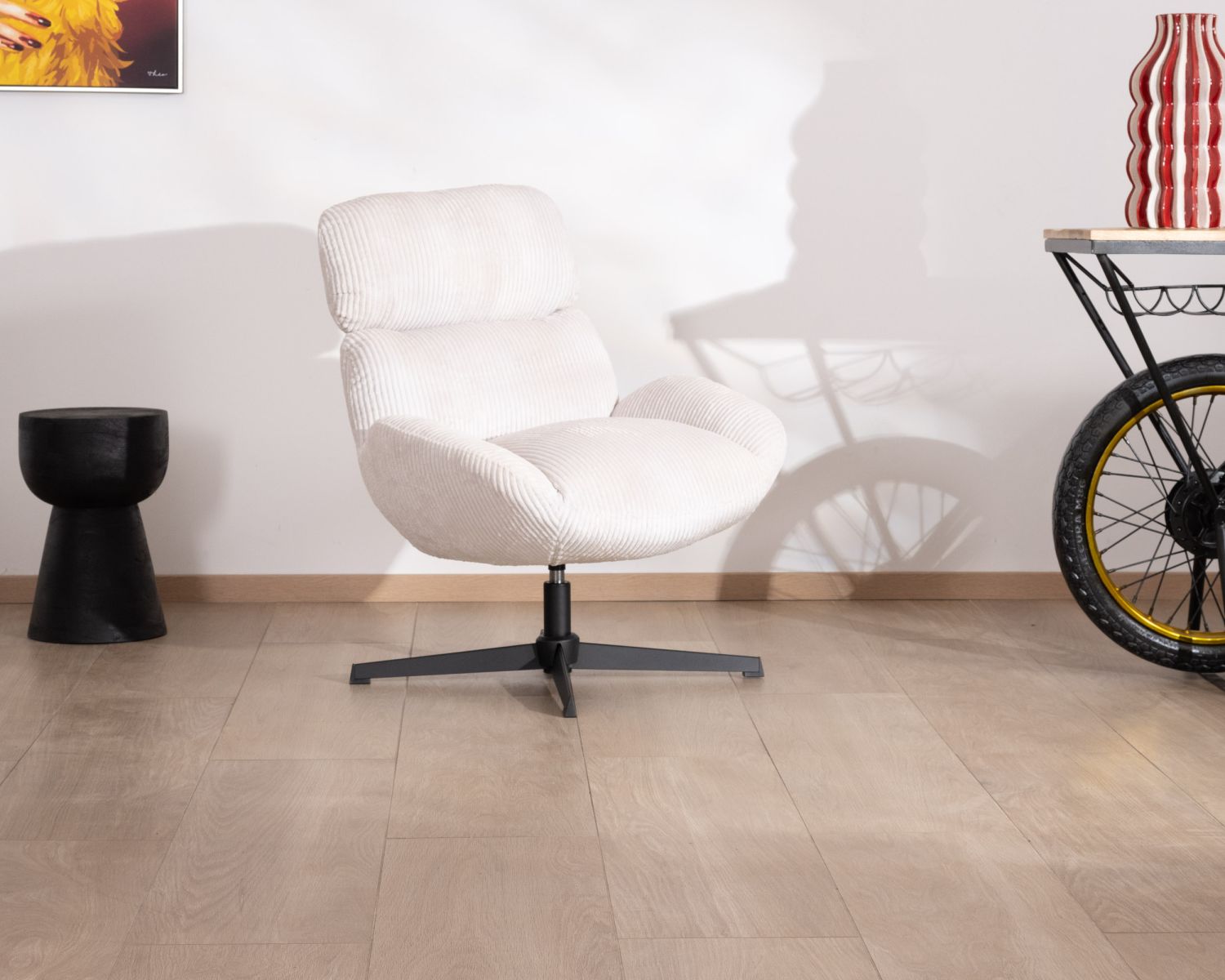 Fauteuil enveloppant en tissu blanc et pied pivotant en métal "Bissett"