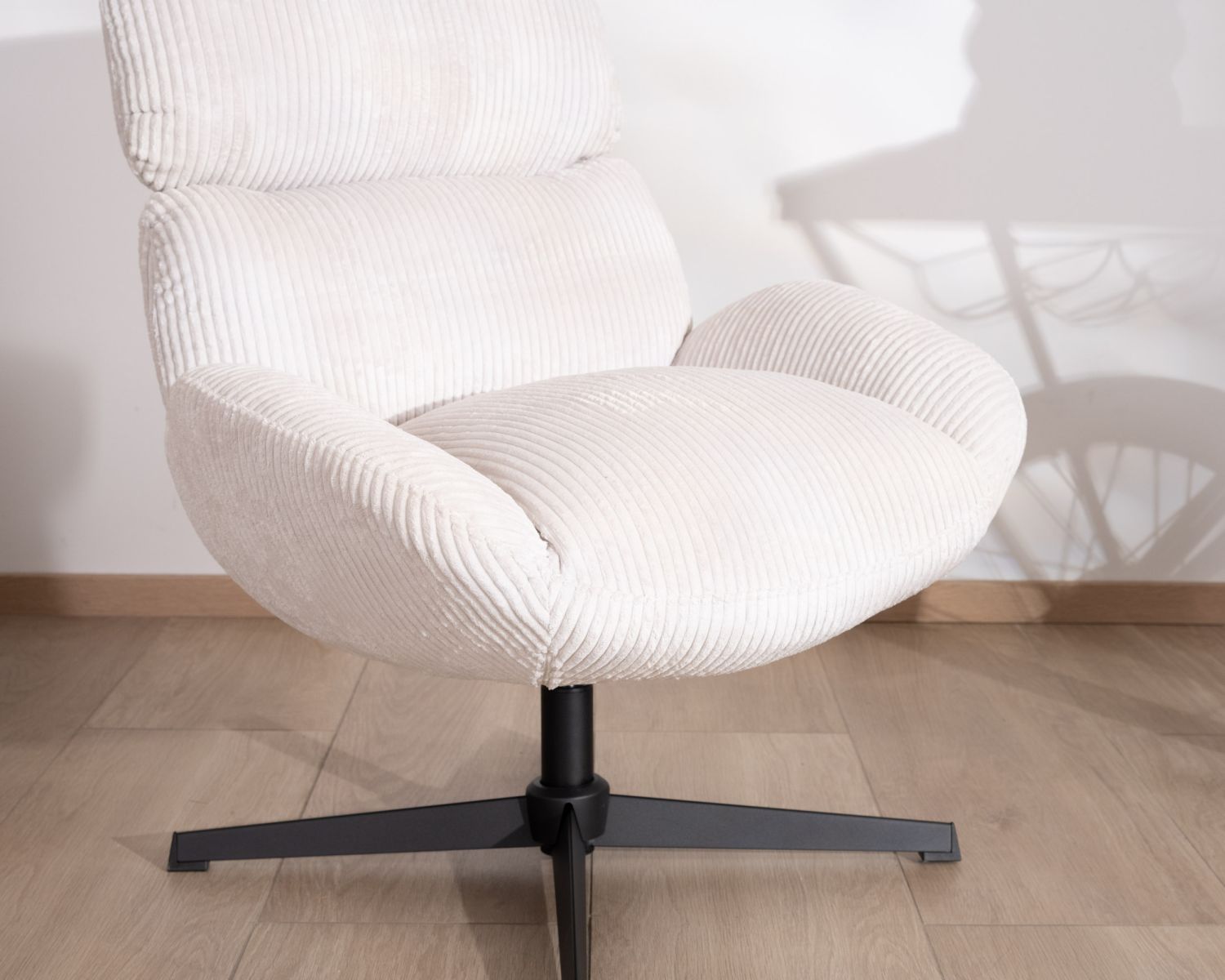 Fauteuil enveloppant en tissu blanc et pied pivotant en métal "Bissett"