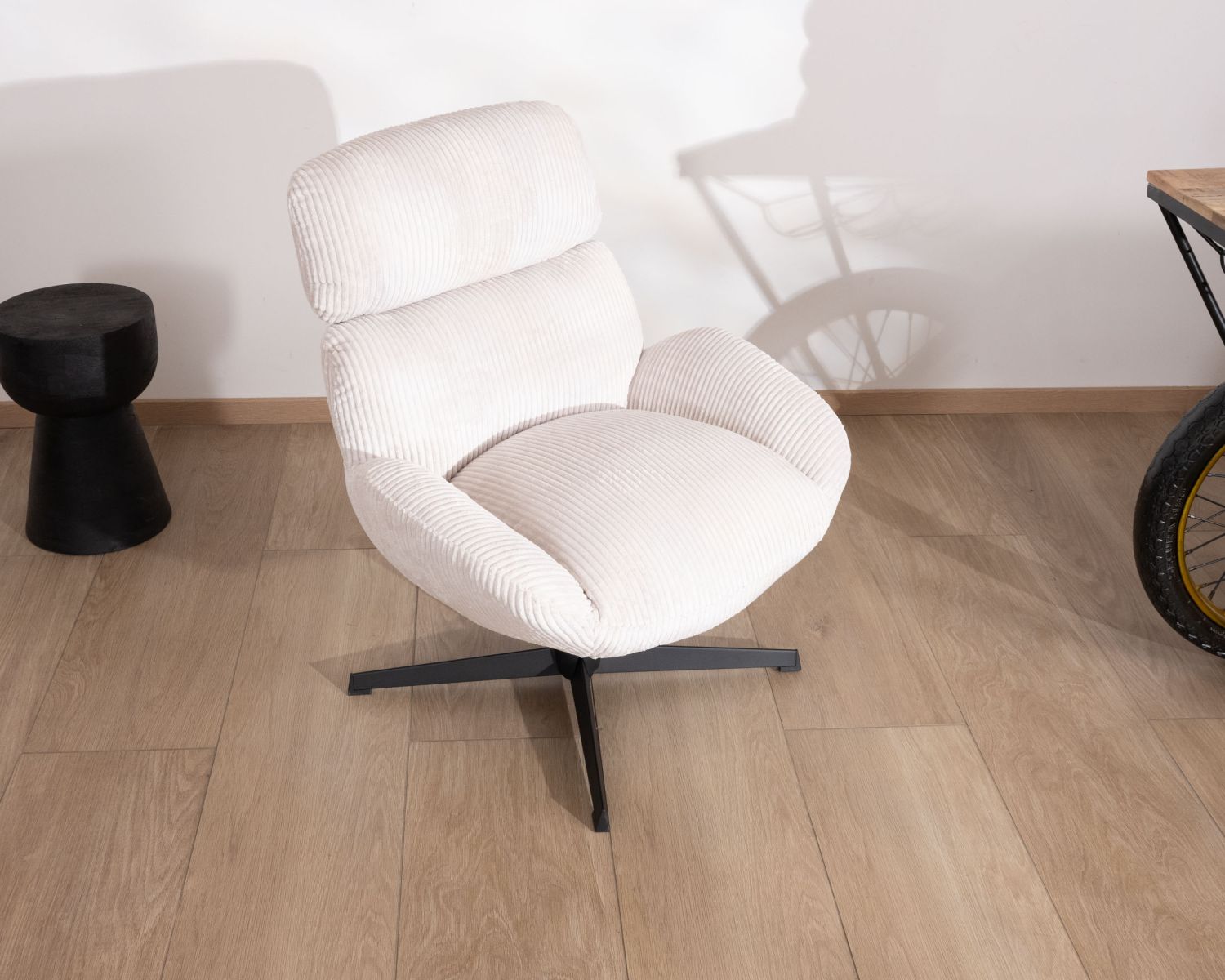 Fauteuil enveloppant en tissu blanc et pied pivotant en métal "Bissett"