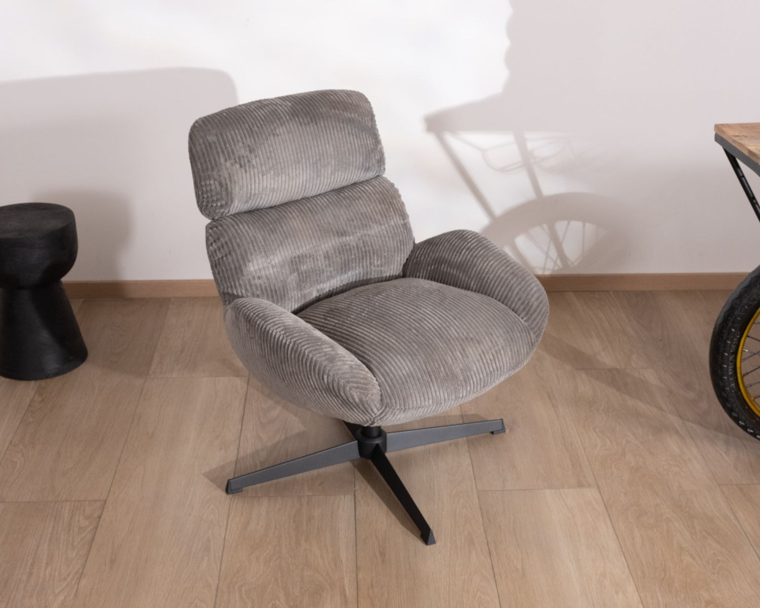 Fauteuil rétro en tissu gris et pied pivotant en métal noir "Bissett"