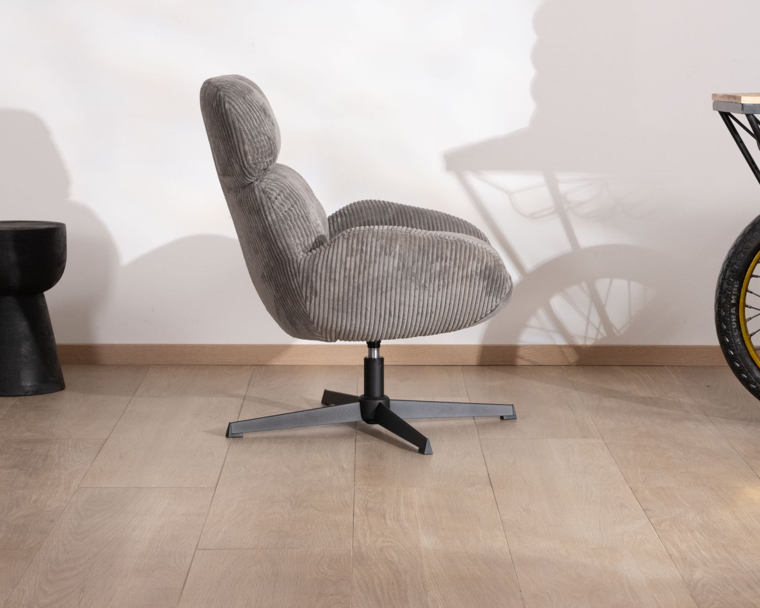 Fauteuil rétro en tissu gris et pied pivotant en métal noir "Bissett"