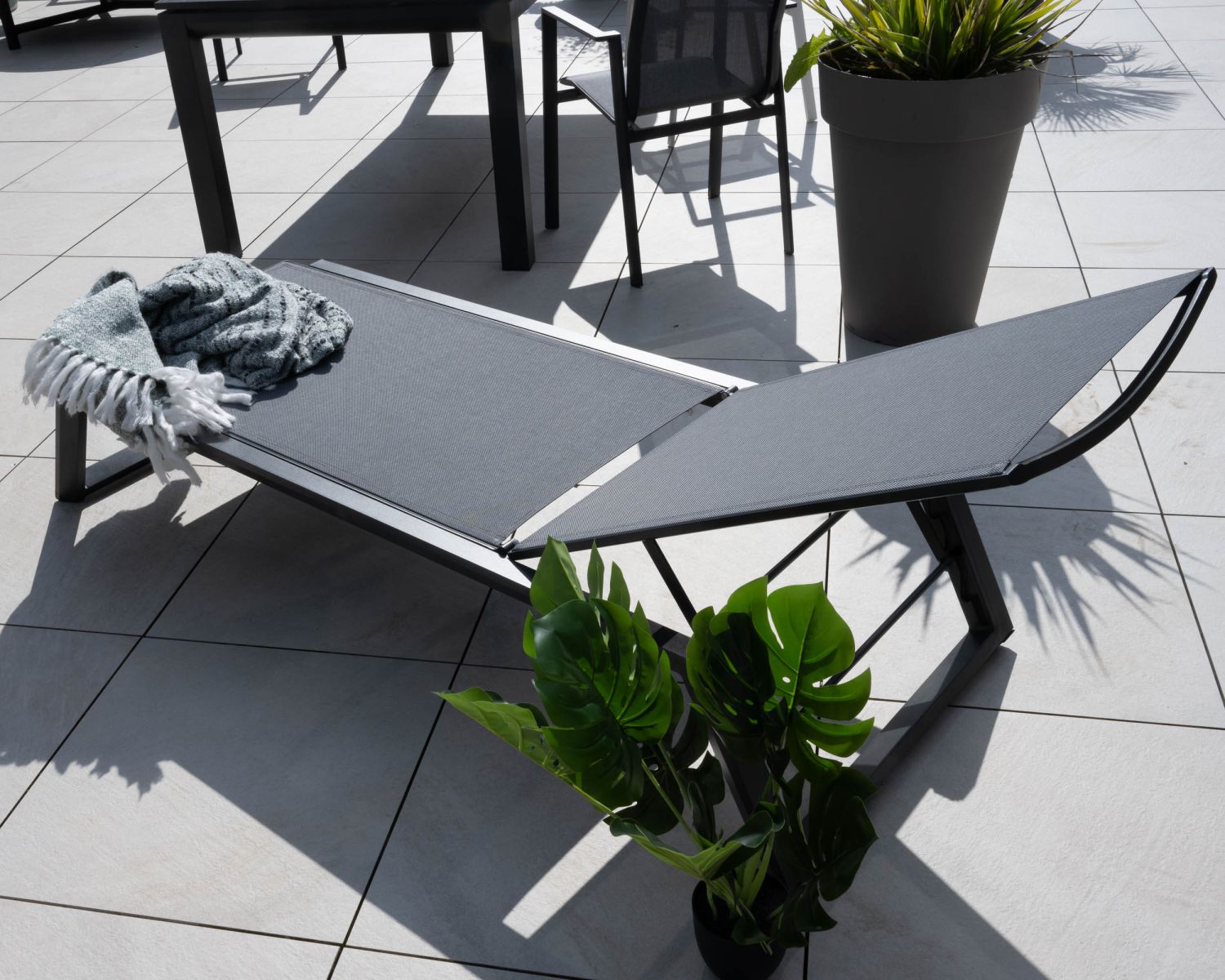 Transat anthracite épuré et design en aluminium et textilène "Campobello"