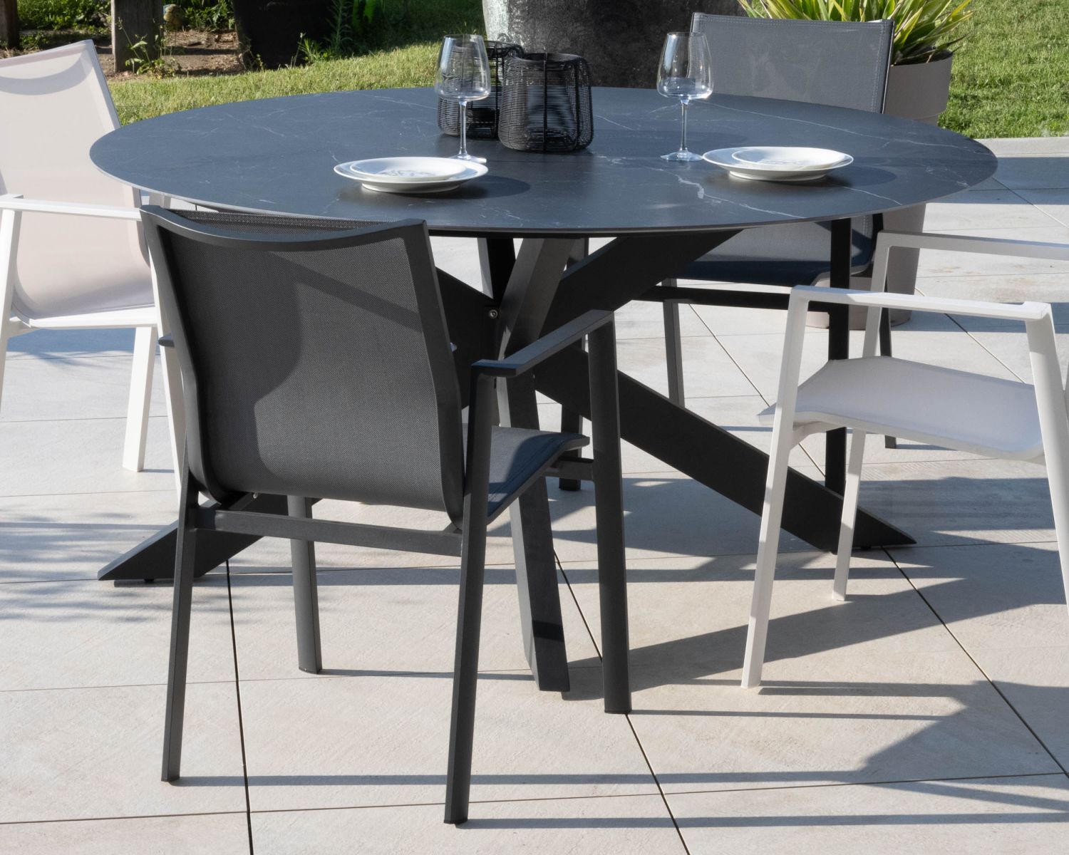 Table ronde noire en céramique et aluminium "Chinon" 160 cm