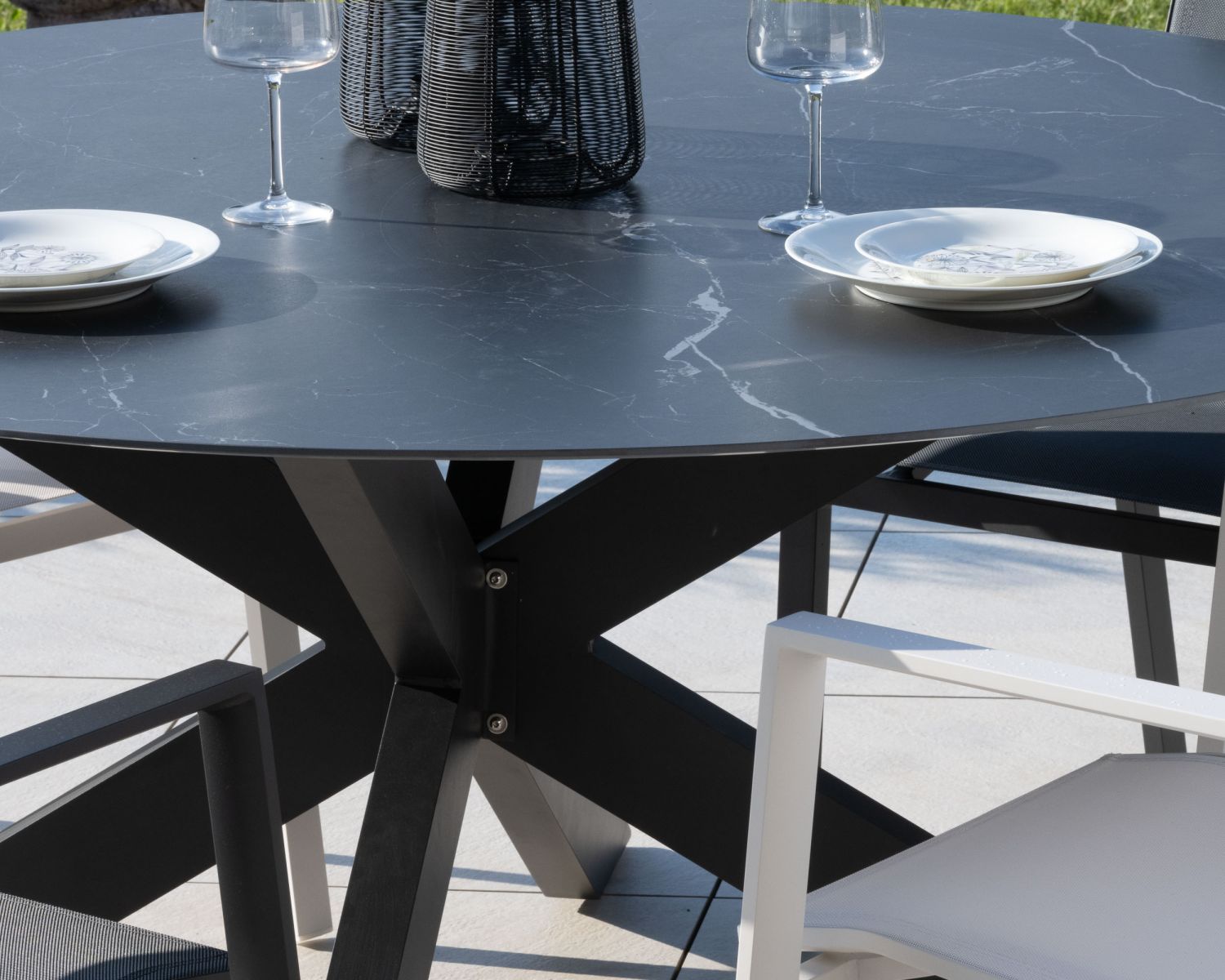 Table ronde noire en céramique et aluminium "Chinon" 160 cm