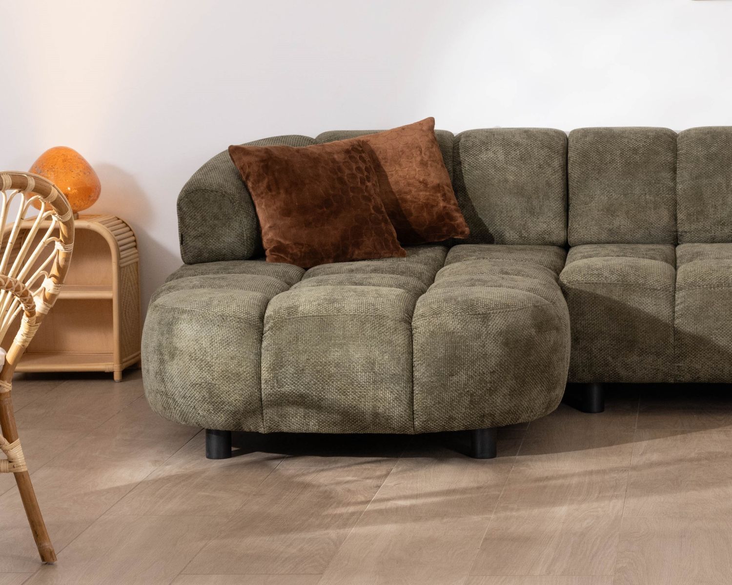 Canapé en tissu vert avec extension électrique et méridienne retour gauche "Syltan"