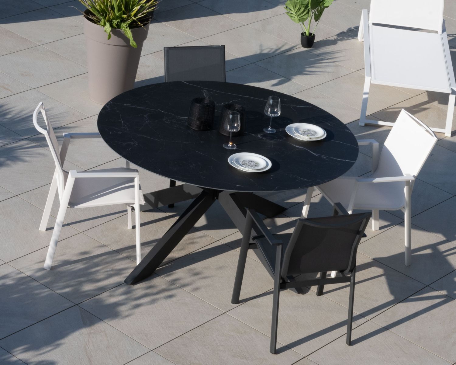 Table ronde noire en céramique et aluminium "Chinon" 160 cm