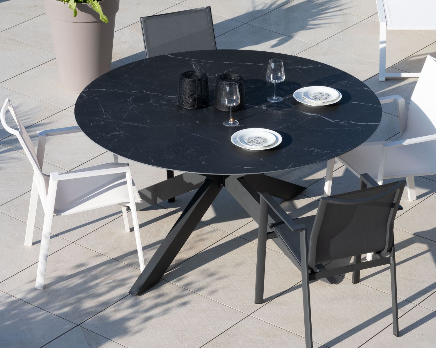 Table ronde noire en céramique et aluminium "Chinon" 160 cm