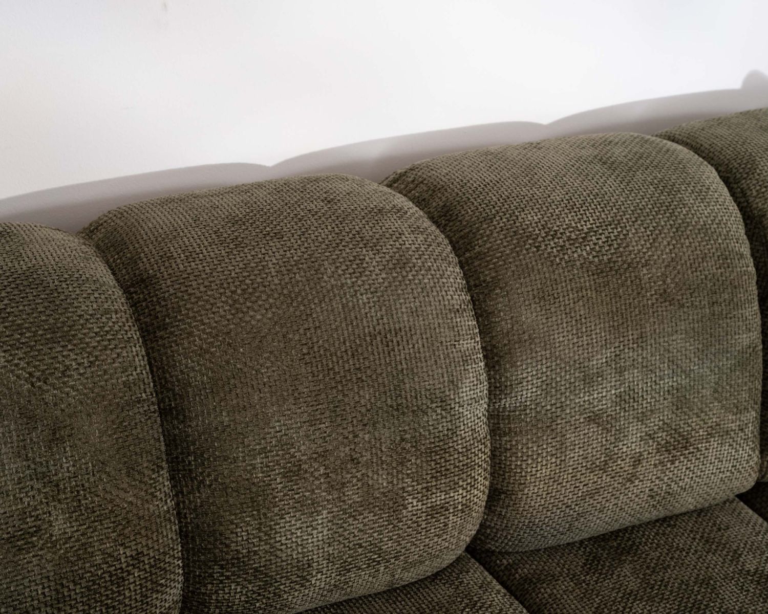 Canapé avec réglage électrique et méridienne "Syltan" tissu ultra doux vert foncé