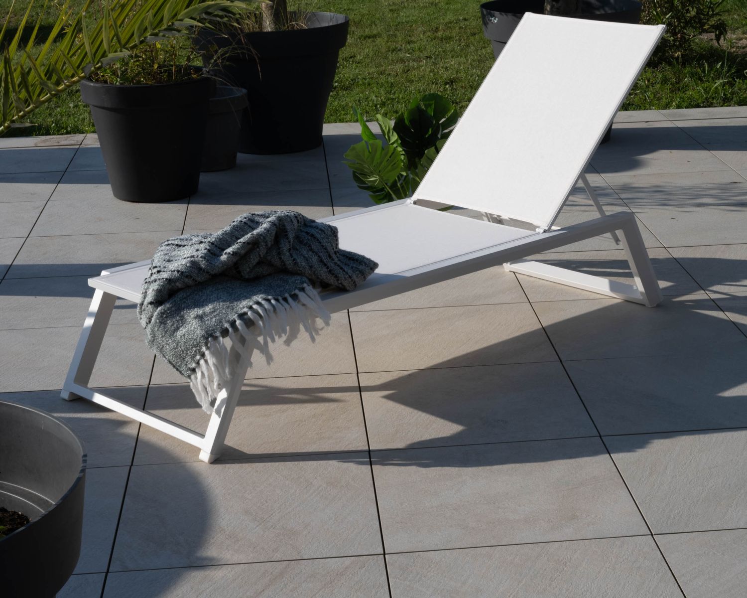 Transat blanc design épuré en aluminium et textilène "Campobello"