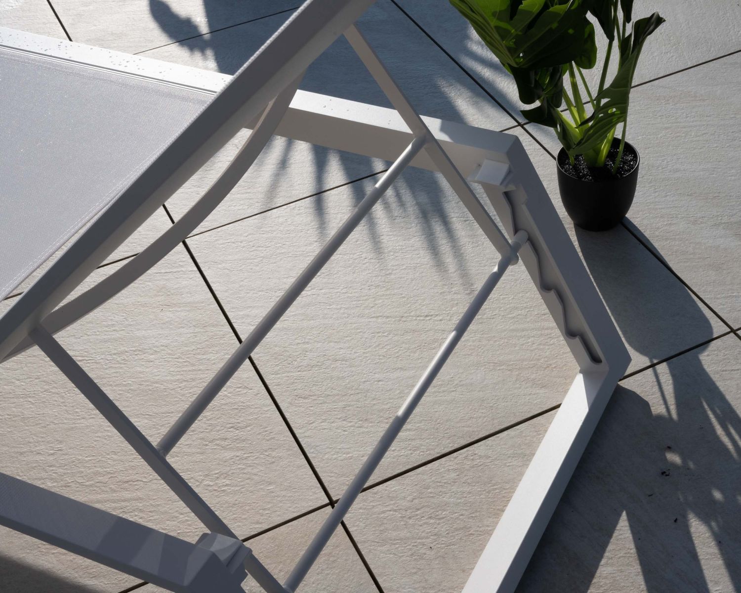 Transat blanc design épuré en aluminium et textilène "Campobello"