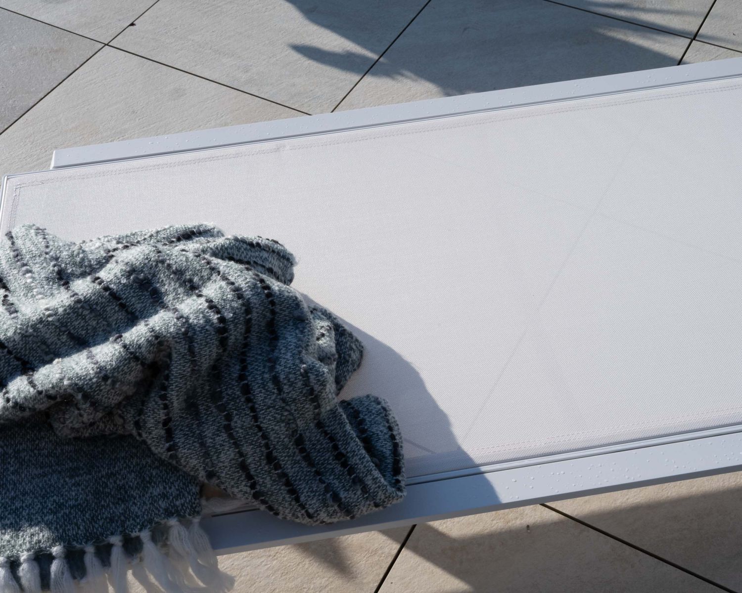 Transat blanc design épuré en aluminium et textilène "Campobello"