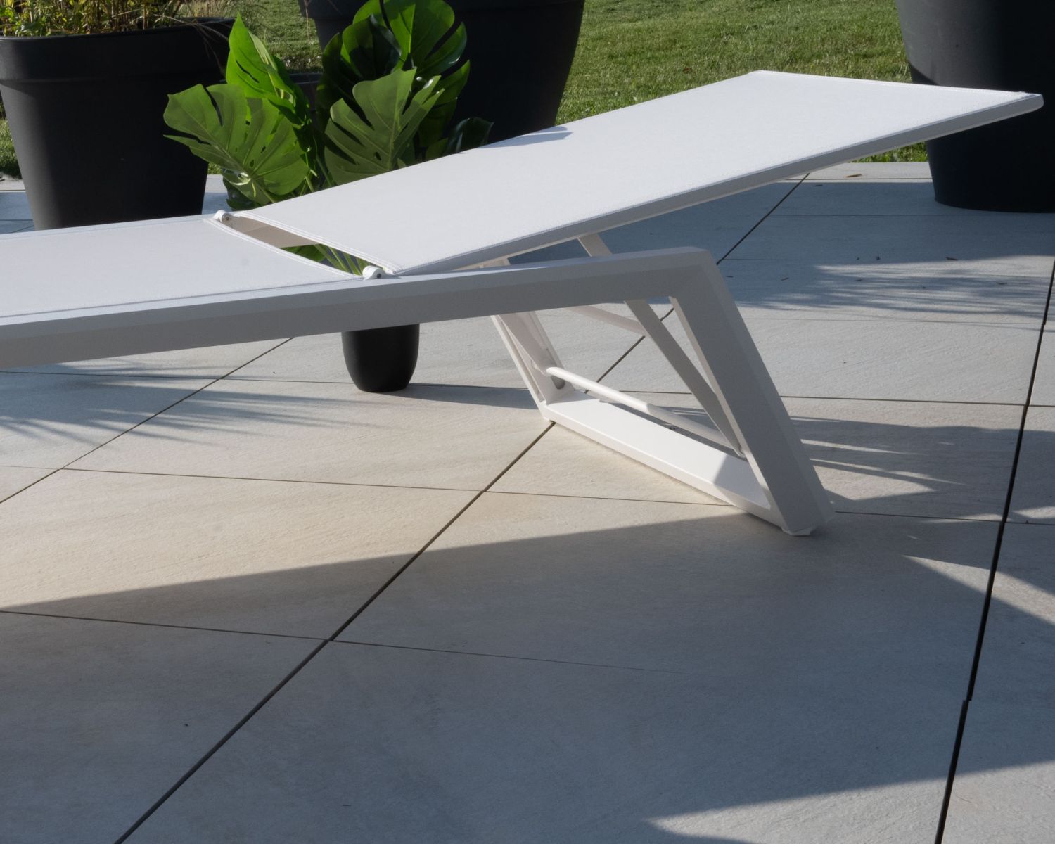 Transat blanc design épuré en aluminium et textilène "Campobello"