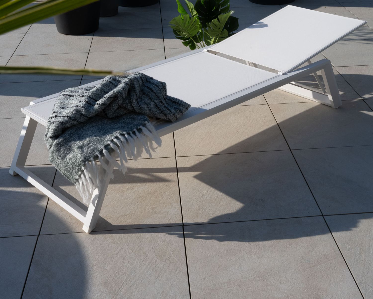 Transat blanc design épuré en aluminium et textilène "Campobello"