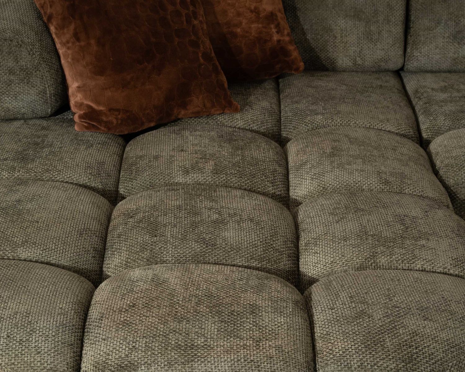 Canapé en tissu vert avec extension électrique et méridienne retour gauche "Syltan"