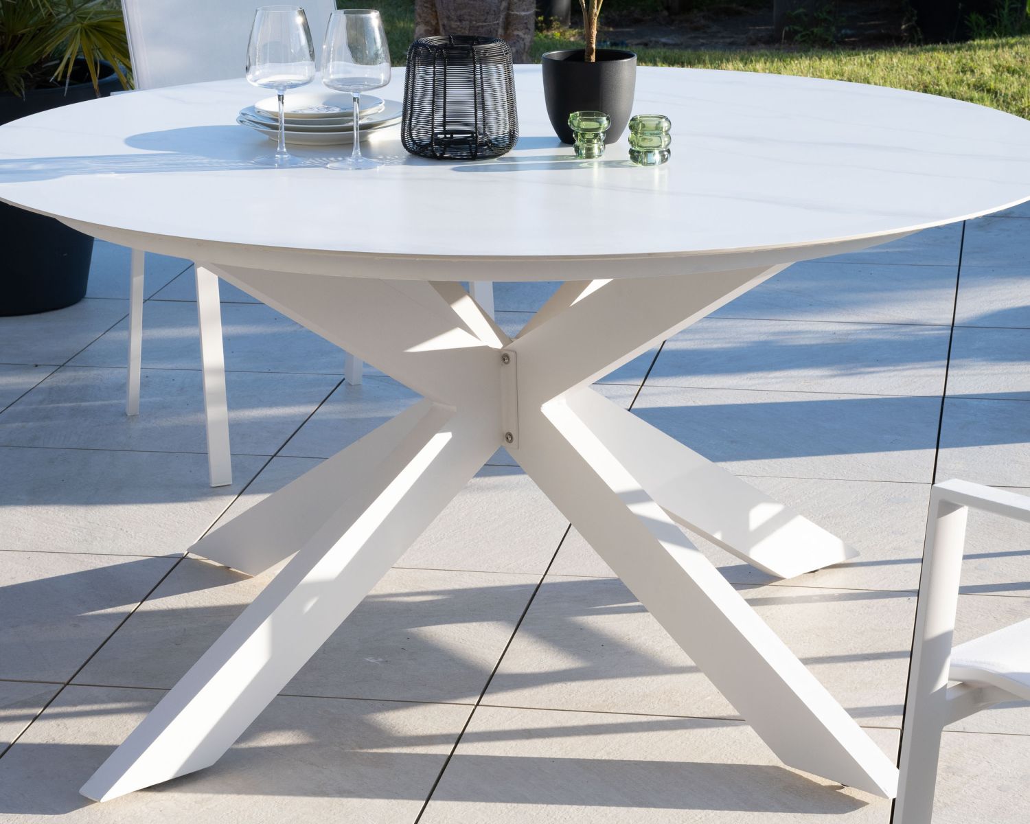 Table ronde 160 cm en céramique et aluminium blanche "Chinon"