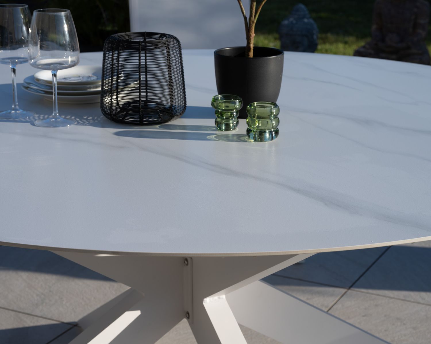 Table ronde 160 cm en céramique et aluminium blanche "Chinon"