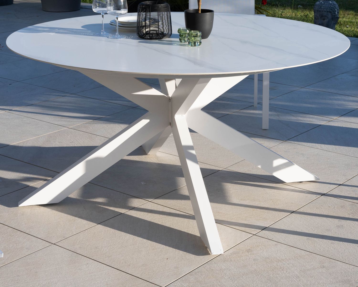 Table ronde 160 cm en céramique et aluminium blanche "Chinon"