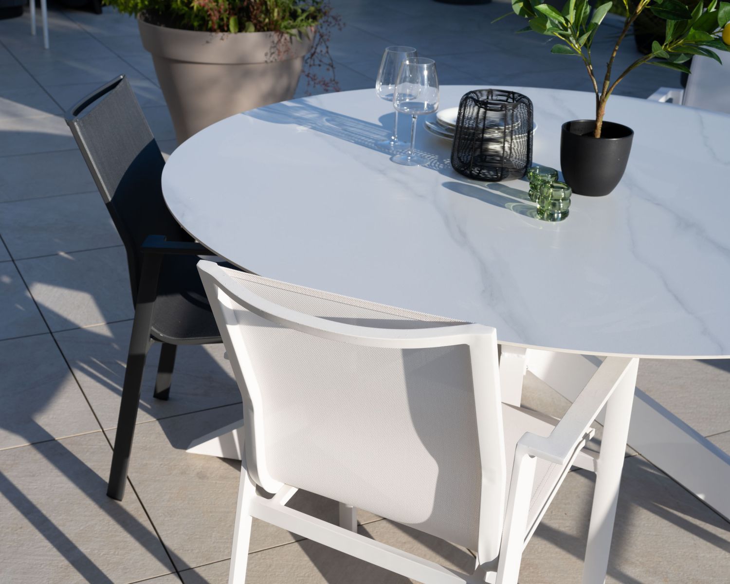 Table ronde 160 cm en céramique et aluminium blanche "Chinon"