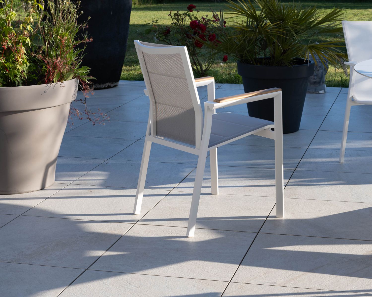 Chaise de repas design spécial extérieur en aluminium blanc "Dolce Vita" avec accoudoirs en teck 