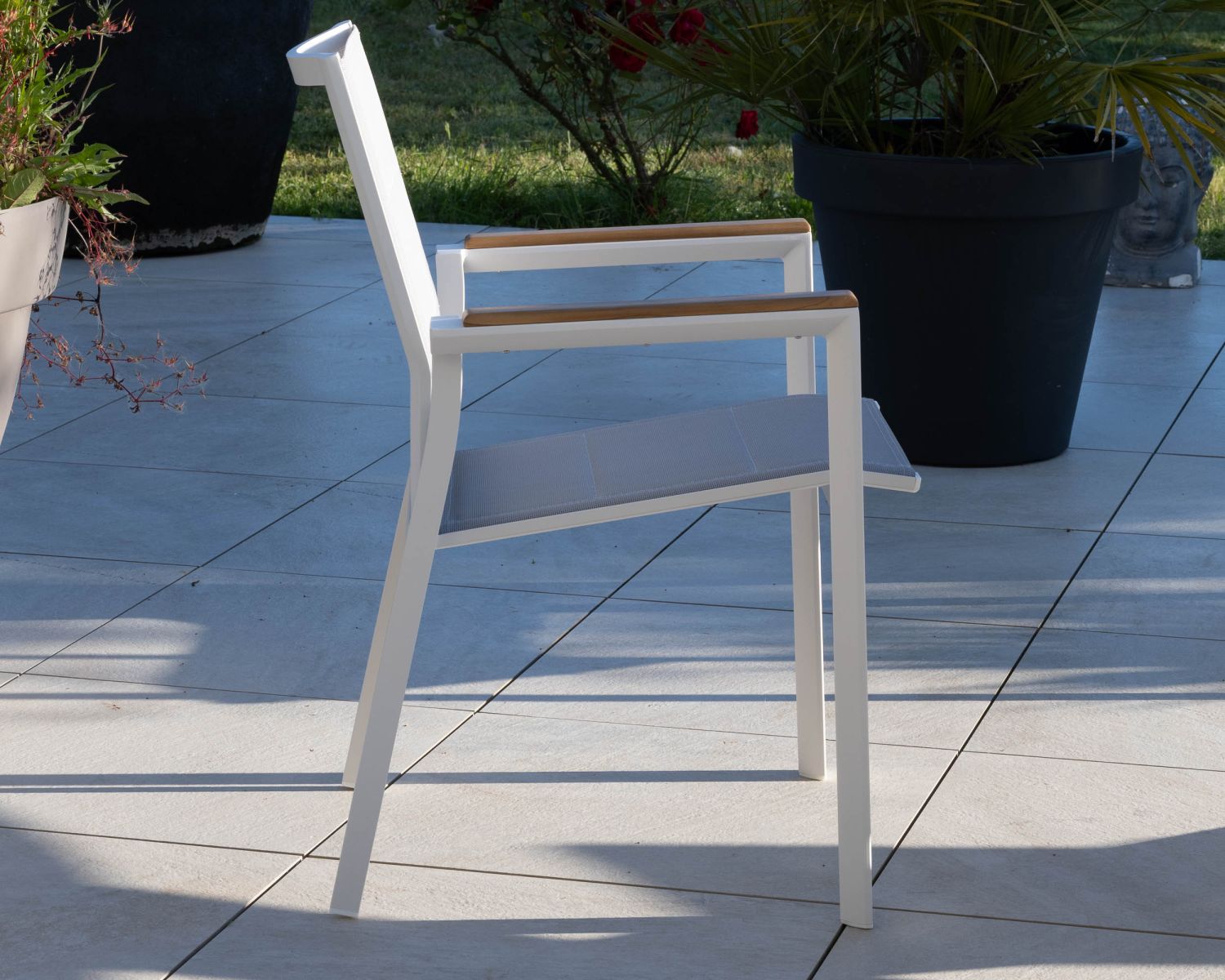 Chaise de repas design spécial extérieur en aluminium blanc "Dolce Vita" avec accoudoirs en teck 