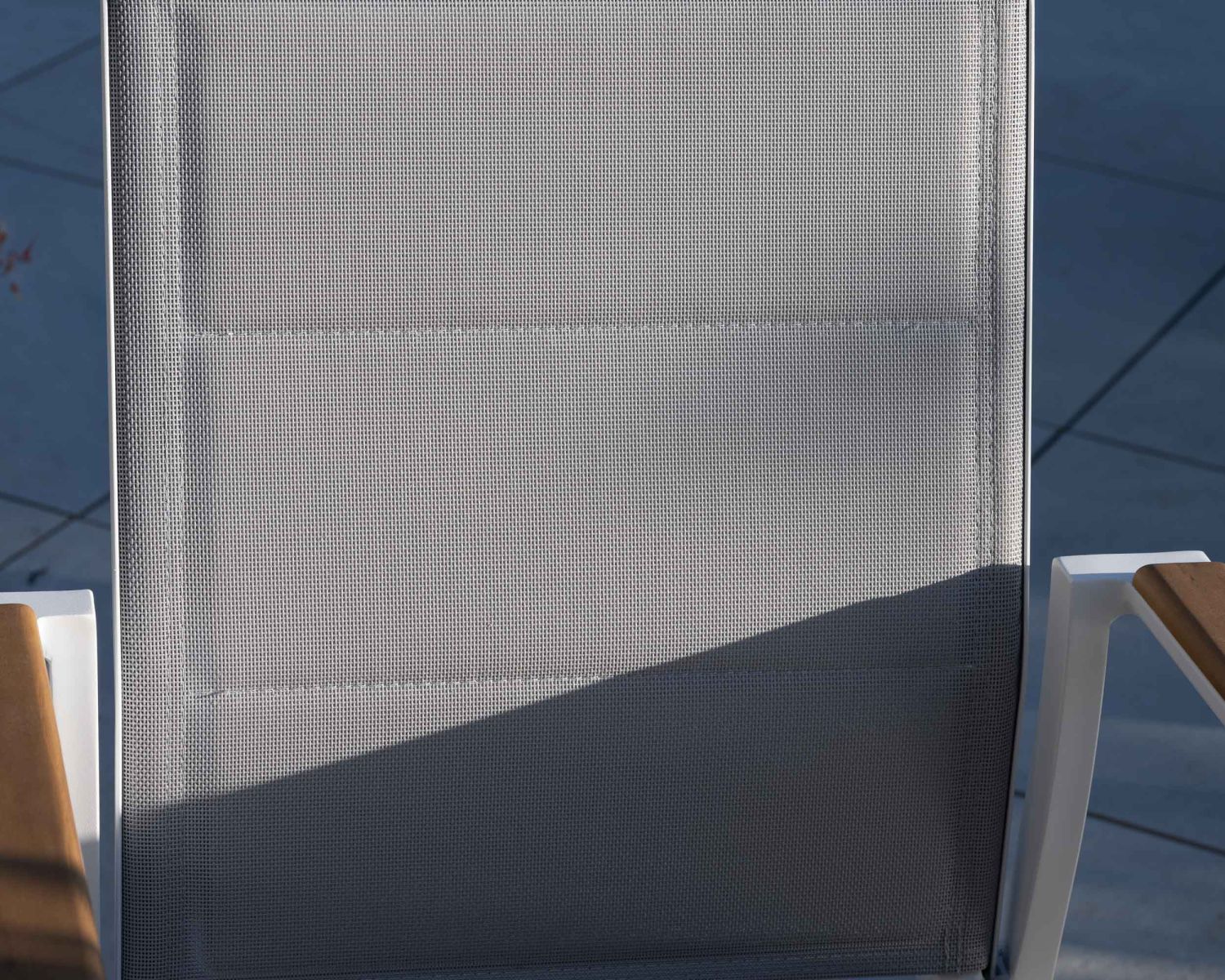 Chaise de repas design spécial extérieur en aluminium blanc "Dolce Vita" avec accoudoirs en teck 