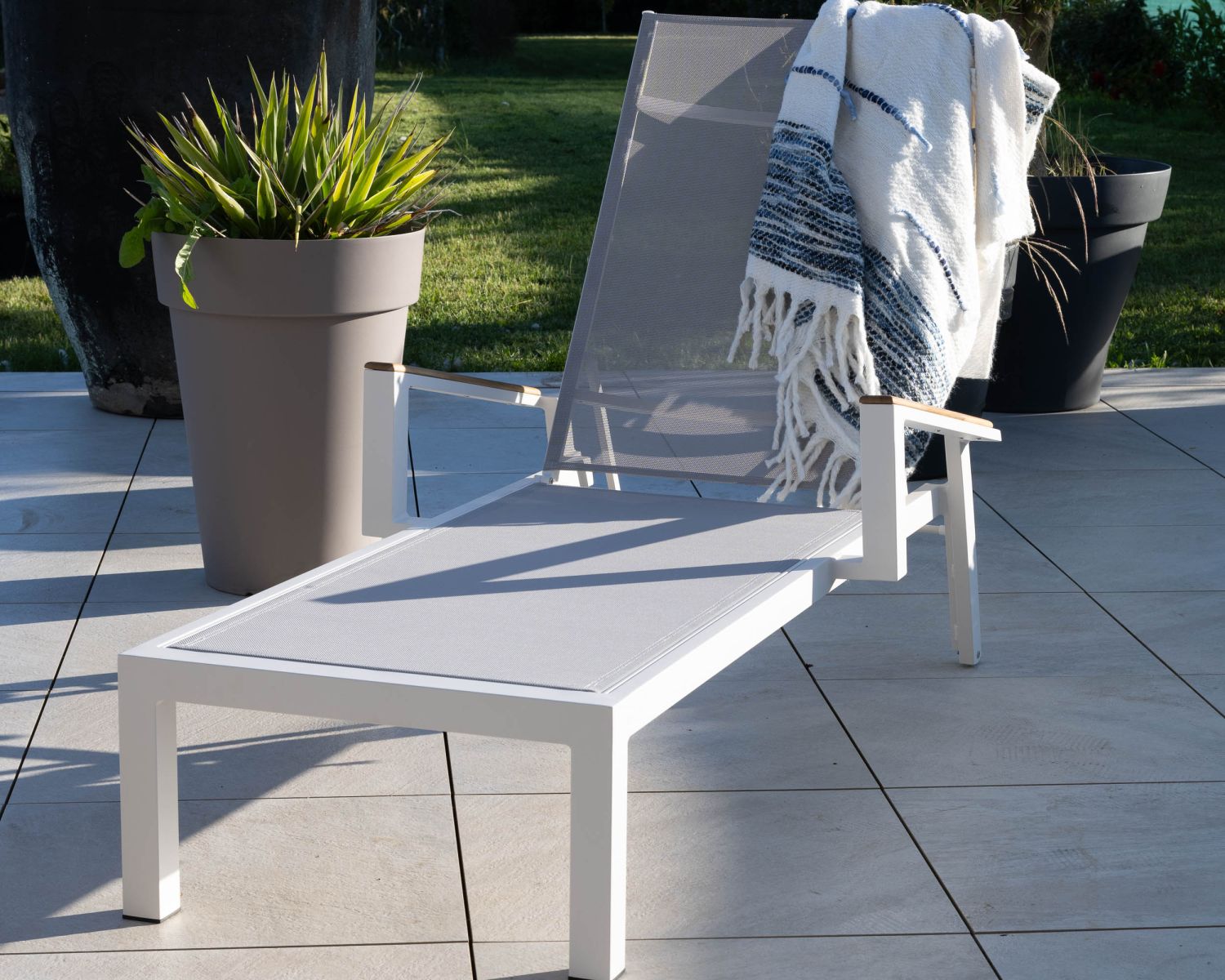 Chaise longue grise avec accoudoirs teck "Dolce Vita" en aluminium blanc