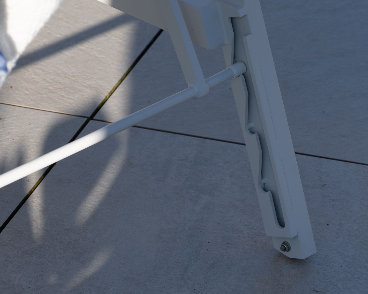 Chaise longue grise avec accoudoirs teck "Dolce Vita" en aluminium blanc