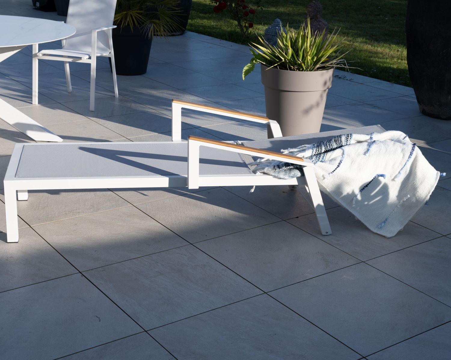 Chaise longue grise avec accoudoirs teck "Dolce Vita" en aluminium blanc