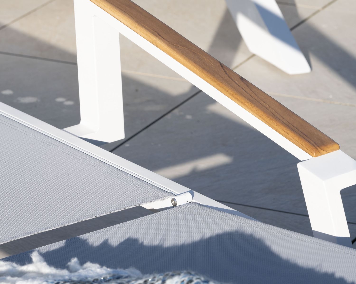 Chaise longue grise avec accoudoirs teck "Dolce Vita" en aluminium blanc