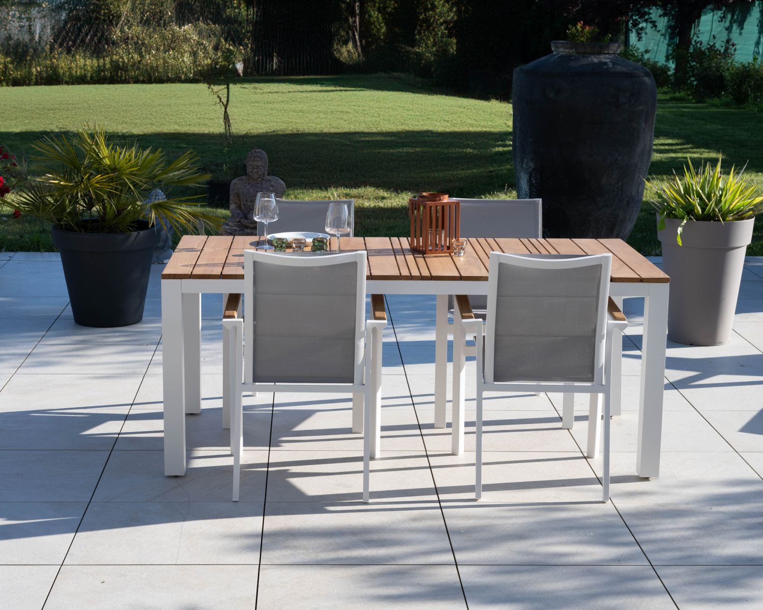 Table de repas 180 cm spécial extérieur en aluminium blanc et teck "Dolce Vita"