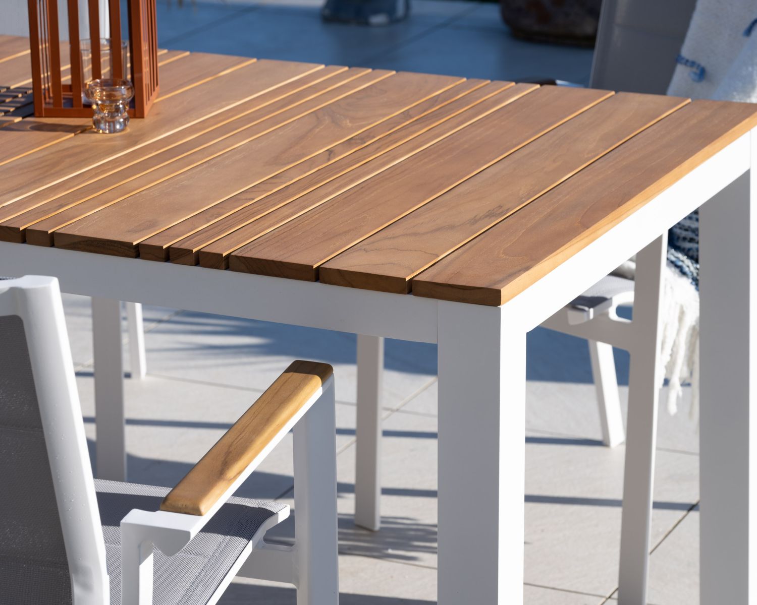 Table de repas 180 cm spécial extérieur en aluminium blanc et teck "Dolce Vita"