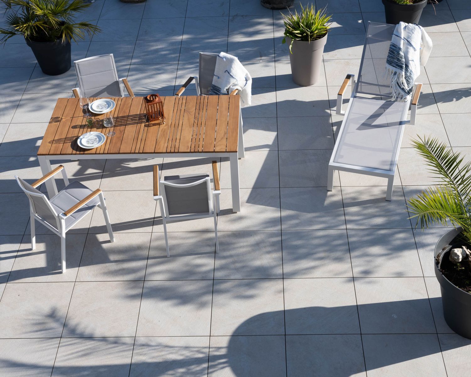 Table de repas 180 cm spécial extérieur en aluminium blanc et teck "Dolce Vita"