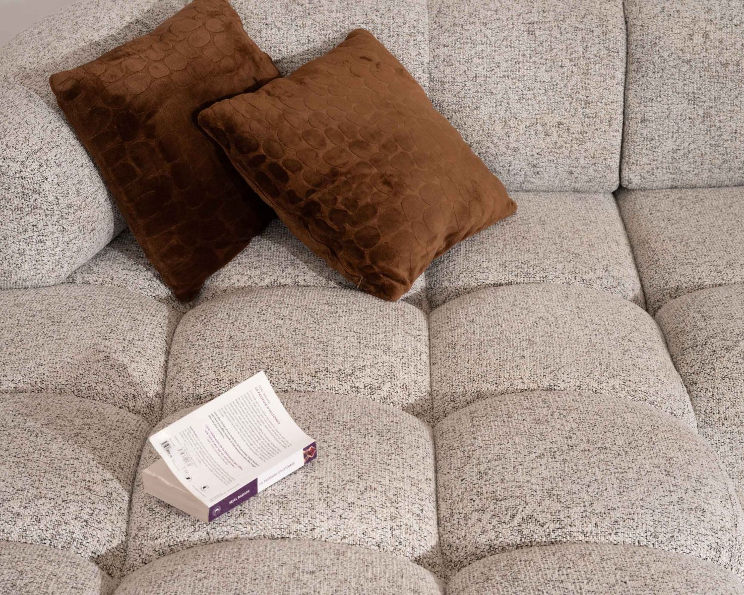 Canapé avec extension électrique et méridienne "Syltan" tissu tramé blanc cassé ultra confort