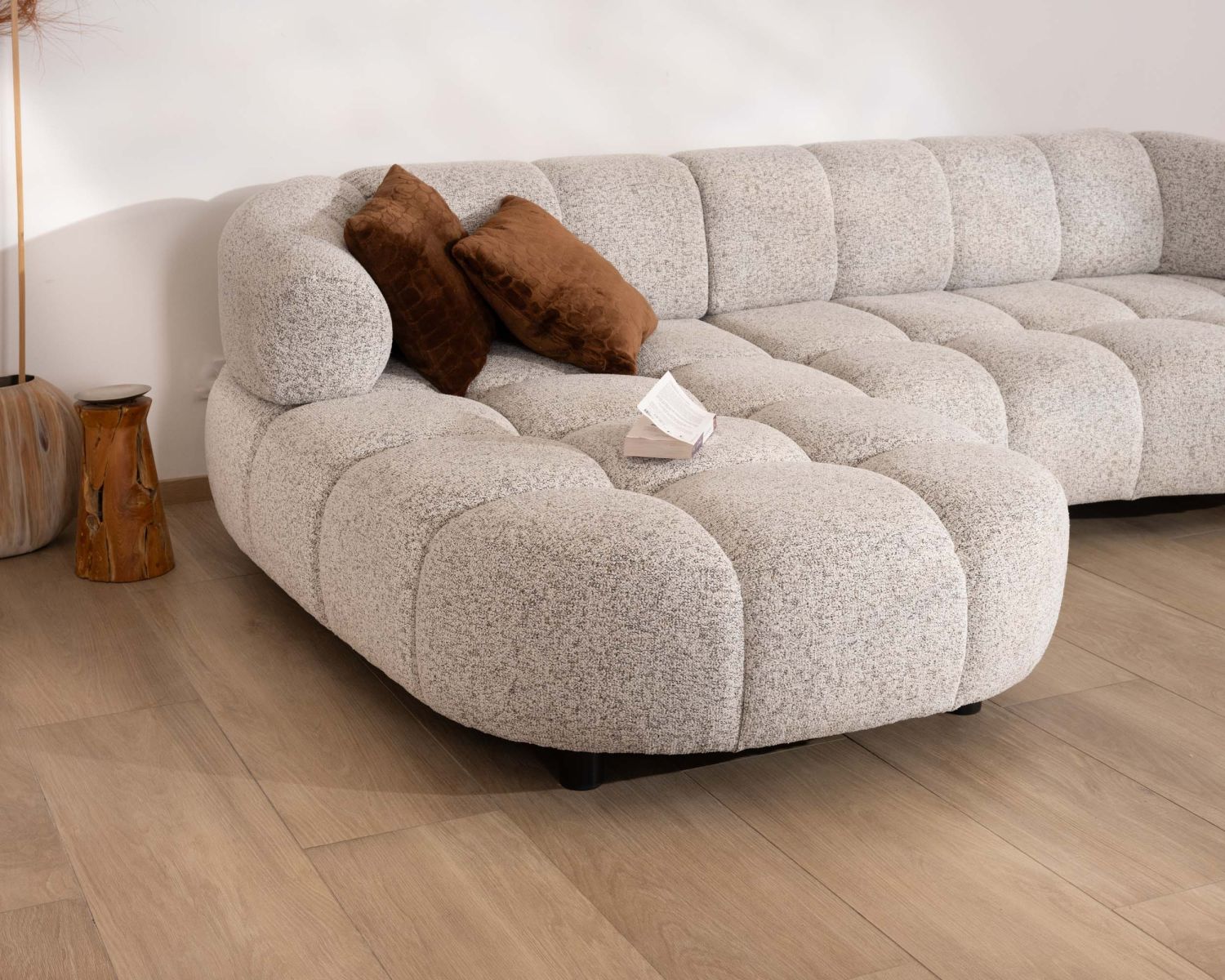 Canapé avec extension électrique et méridienne "Syltan" tissu tramé blanc cassé ultra confort