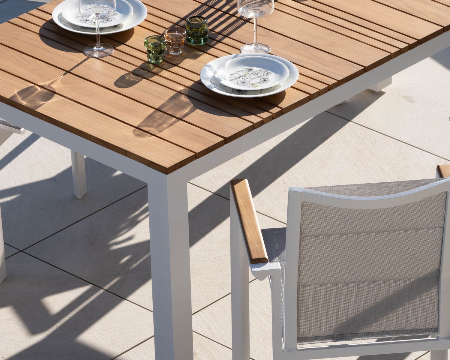 Table de repas 180 cm spécial extérieur en aluminium blanc et teck "Dolce Vita"