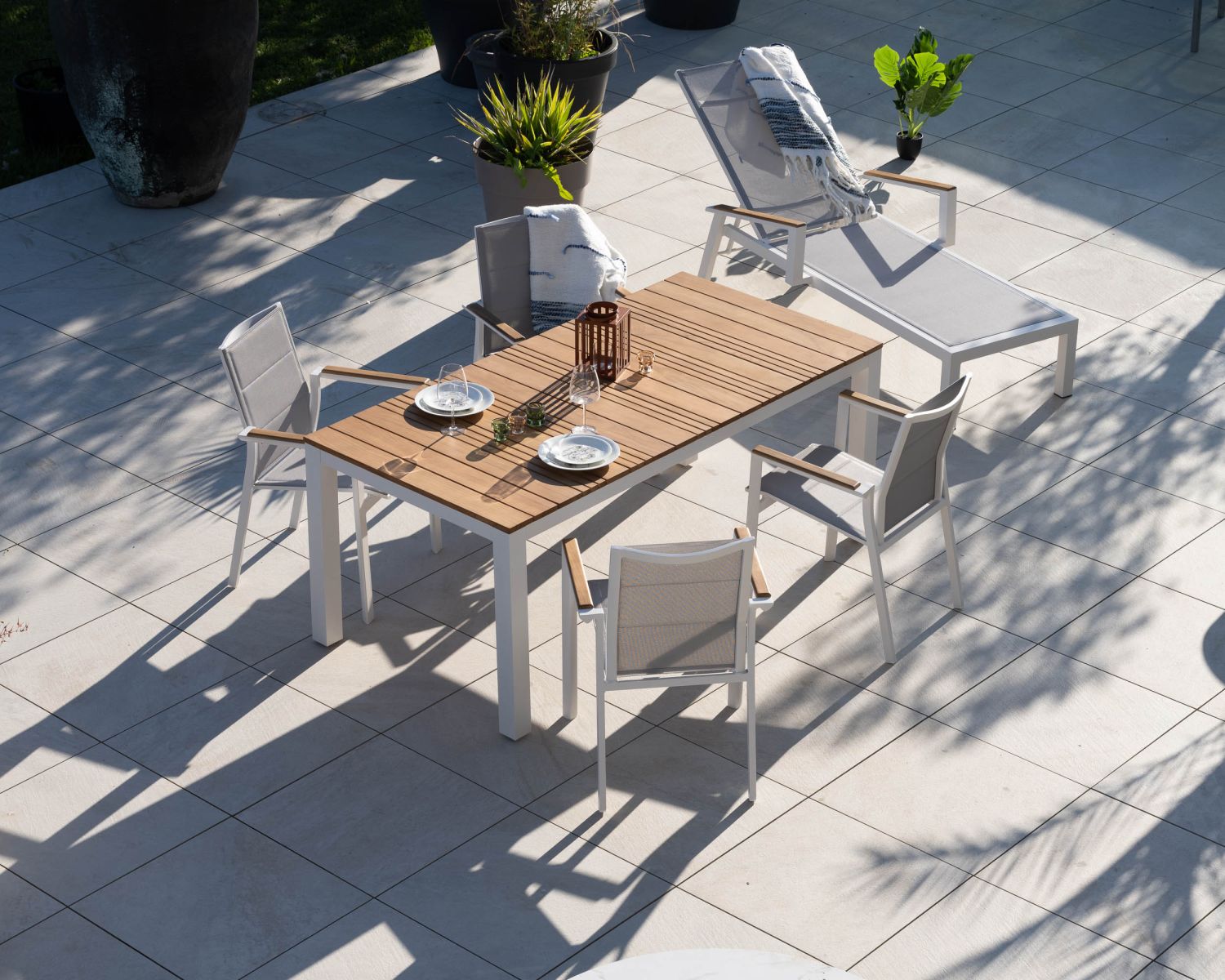 Grande table de repas spécial extérieur en aluminium blanc et teck "Dolce Vita" 220 cm