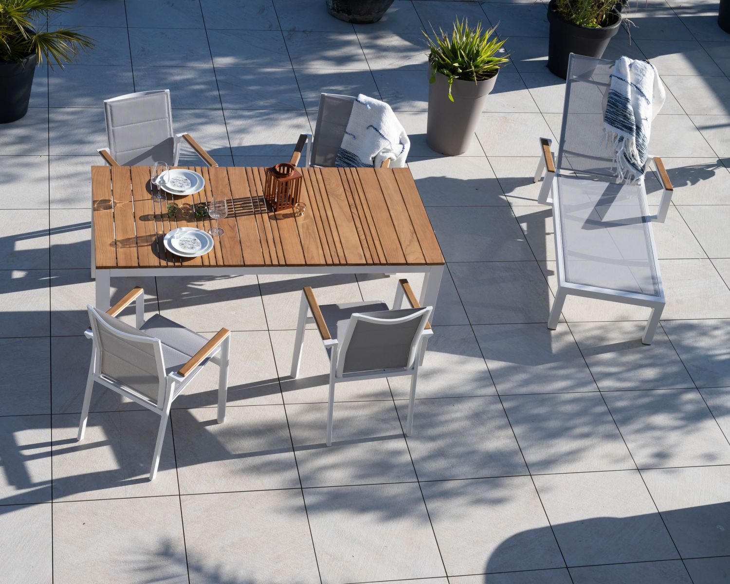 Grande table de repas spécial extérieur en aluminium blanc et teck "Dolce Vita" 220 cm