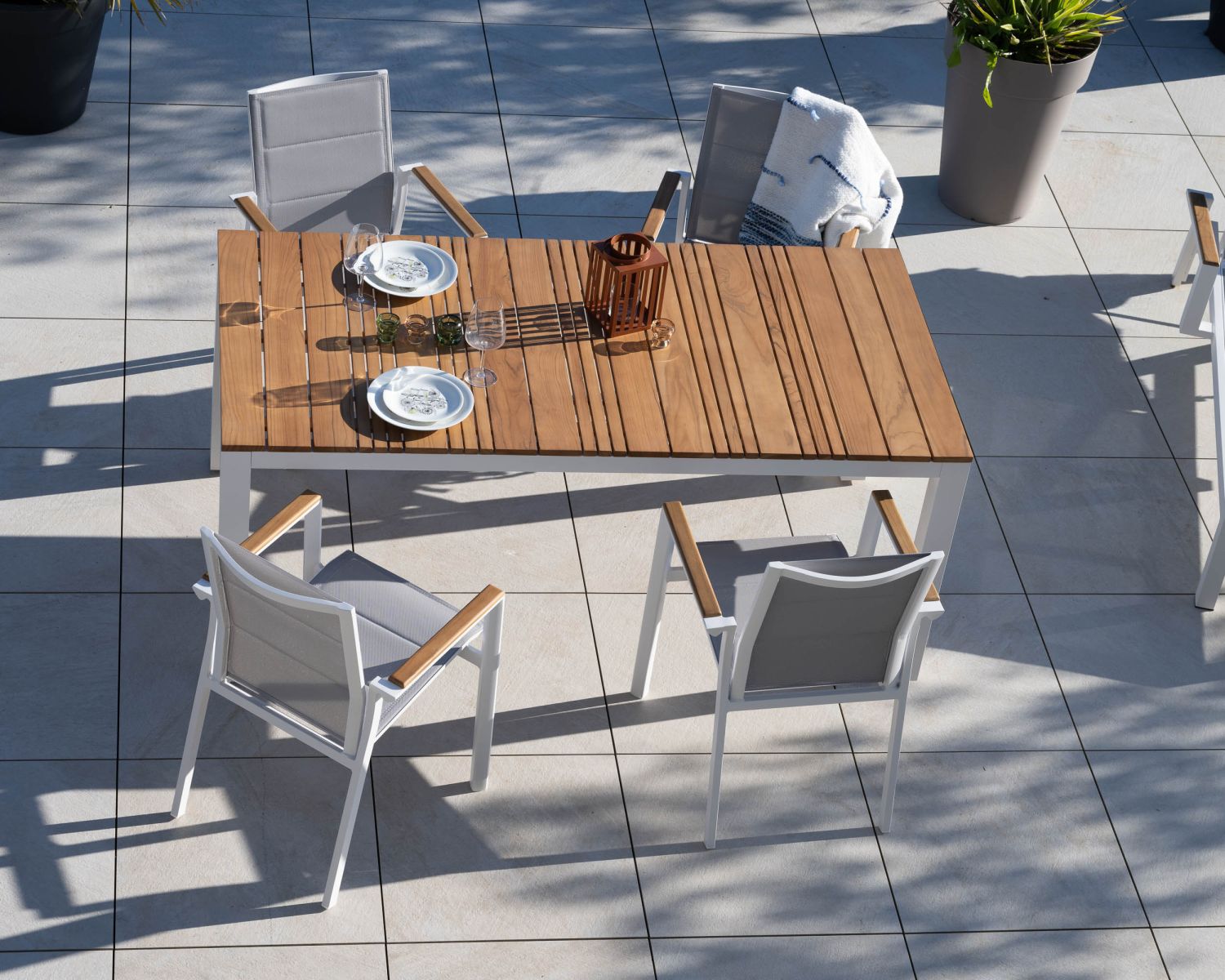 Table de repas 180 cm spécial extérieur en aluminium blanc et teck "Dolce Vita"