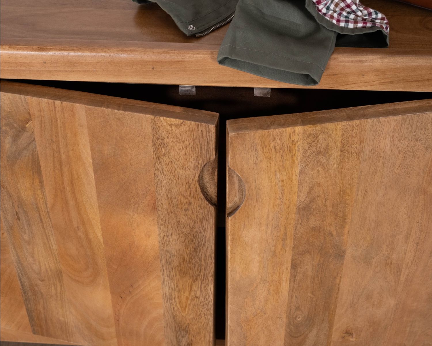 Enfilade vintage 4 portes en manguier naturel "Odely" 180 cm style rétro chic