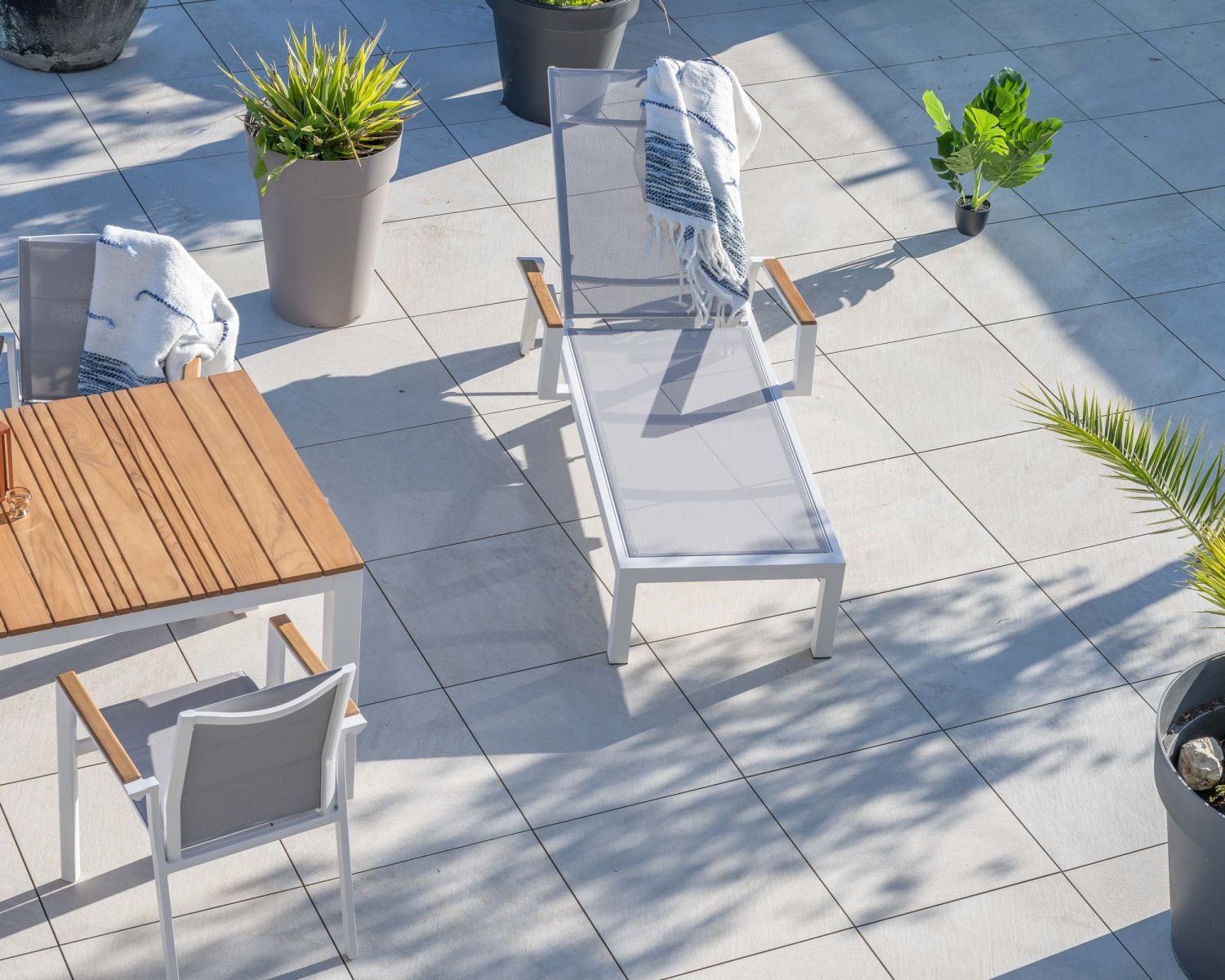 Chaise longue grise avec accoudoirs teck "Dolce Vita" en aluminium blanc